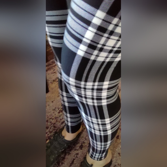 New Plaid Leggings 13-14 however tag says Large Soft, Stylish compress to - Picture 4 of 14